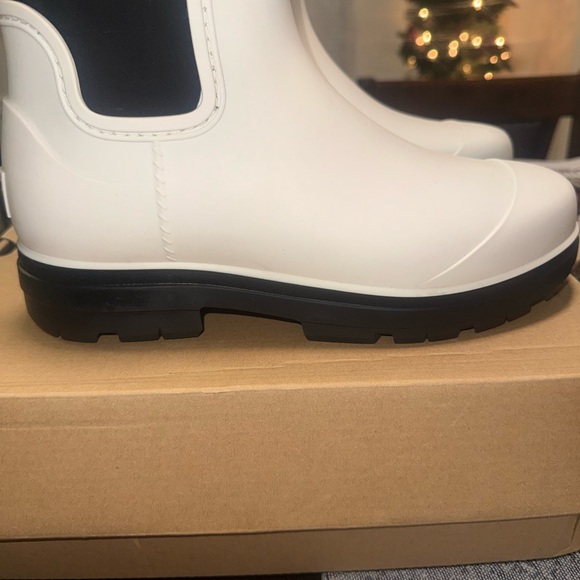 UGG women Droplet boots size 9 new box damage and light spots at the boots.. - Picture 8 of 15